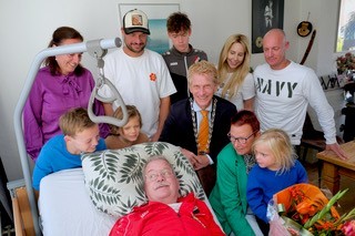 Jan van Maren ligt in bed omringd door zijn familie en burgemeester Bakermans