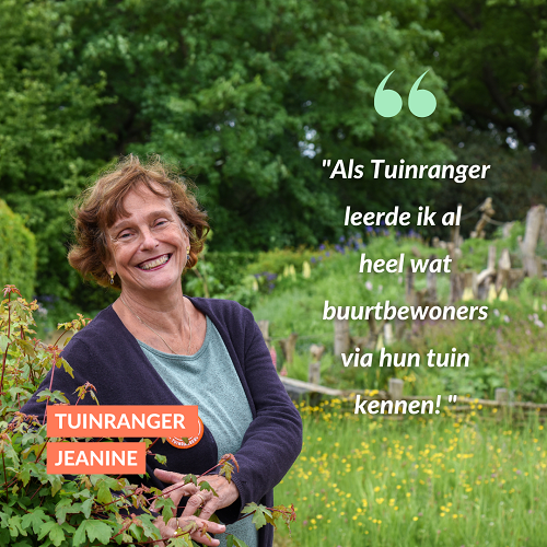 Tuinranger Jeanine Kontich staat bij struik en groen. Er staat een quote: 'Als Tuinranger leerde ik al heel wat buurtbewoners via hun tuin kennen' 